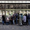 Người dân xếp hàng bên ngoài chi nhánh Ngân hàng Sberbank của Nga tại Prague, Cộng hòa Séc năm 2022. (Ảnh: AFP/TTXVN)