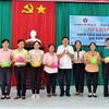 Các hội viên phụ nữ phấn khởi tham gia “Nuôi heo đất tiết kiệm tham gia BHXH tự nguyện” tại tỉnh Bến Tre.