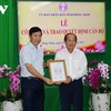 Ông Phạm Thiện Nghĩa, Chủ tịch UBND tỉnh Đồng Tháp trao quyết định cho ông Đoàn Tấn Bửu.