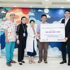 Shinhan Life trao tặng 150 triệu đồng hỗ trợ bệnh nhi ung thư có hoàn cảnh khó khăn.