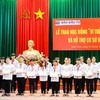 Bộ Kế hoạch và Đầu tư trao học bổng cho 150 học sinh tiêu biểu tỉnh Nghệ An