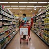 Một phụ nữ đang mua sắm trong một cửa hàng tại thủ đô Seoul, Hàn Quốc. Ảnh: Reuters