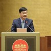 Chủ nhiệm Ủy ban Kinh tế Vũ Hồng Thanh trình bày báo cáo thẩm tra. 