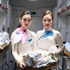 Tiếp viên Hãng hàng không quốc gia Vietnam Airlines chuẩn bị quà tặng cho nữ hành khách trên chuyến bay sáng 8/3.