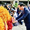 Chủ tịch nước Võ Văn Thưởng cùng phu nhân đã thành kính dâng hoa lên Chủ tịch Hồ Chí Minh vĩ đại tại Công viên Tượng đài Chủ tịch Hồ Chí Minh (đường Nguyễn Huệ, quận 1).
