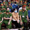 Bị cáo Đỗ Thị Nhàn (thứ 2, từ phải sang) tại phiên tòa