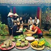 Sinh viên quốc tế trải nghiệm gói bánh chưng trong tour du lịch tại làng cổ Đường Lâm (Hà Nội). Ảnh: Linh Tâm
