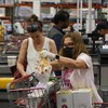 Người dân mua sắm tại siêu thị ở Foster, Mỹ, ngày 29/6/2023. Ảnh: THX/TTXVN