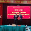 Thừa ủy quyền của Thủ tướng Chính phủ, Bộ trưởng Nguyễn Văn Thắng trao Quyết định và tặng hoa cho tân Phó chủ tịch chuyên trách Ủy ban An toàn giao thông Quốc gia Lê Kim Thành.