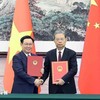 Chủ tịch Quốc hội Vương Đình Huệ và Ủy viên trưởng Ủy ban Thường vụ Nhân đại toàn quốc Trung Quốc Triệu Lạc Tế ký Thỏa thuận hợp tác giữa Quốc hội hai nước. (Ảnh: TTXVN)