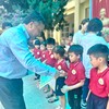 Tổng Biên tập Báo Đầu tư Lê Trọng Minh trao học bổng cho các em học sinh trường Tiểu học Khả Phong.