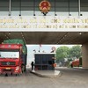 Hơn 100 xe chở hàng hóa của Việt Nam bị lưu giữ tại Trung Quốc, do lái xe không thực hiện đúng trách nhiệm trong việc bảo quản hàng hóa hoặc tranh chấp hợp đồng.