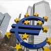 Biểu tượng đồng euro phía trước Ngân hàng Trung ương châu Âu (ECB) tại Frankfurt am Main, Đức. Ảnh: AFP/TTXVN