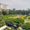 Khu đất xây dựng nhà thi đấu Phan Đình Phùng cỏ mọc um tùm giữa trung tâm TP.HCM. Ảnh: Lê Toàn