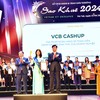 Đại diện Vietcombank nhận giải thưởng Sao Khuê dành cho giải pháp VCB CashUp từ Hiệp hội phần mềm và dịch vụ công nghệ thông tin Việt Nam (VINASA)