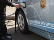 Các nhà sản xuất ô tô đặt cược vào xe hybrid khi quá trình chuyển đổi sang xe điện đang chậm lại