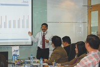 Ông Lê Công Thiện, Phó tổng giám đốc HSC làm việc với các nhà đầu tư Thái lan
