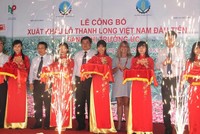 Đại diện các bên liên quan cắt băng đánh dấu mốc lô thanh long đầu tiên của Việt Nam đến Úc. Ảnh: Hồng Phúc