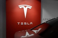 Từ đầu năm đến nay, cổ phiếu Tesla bị giảm giá mạnh. Ảnh: Internet.