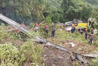Lực lượng cứu hộ dùng dây thừng tiếp cận xe ôtô gặp nạn. Ảnh: Ngọc Rạng