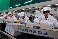 Công nhân làm việc tại một nhà máy của Foxconn. Ảnh: FT.