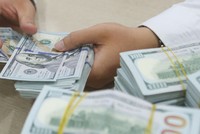 Giá giao dịch USD trên thị trường đang giảm, dù Fed lần thứ tư nâng lãi suất trong năm.