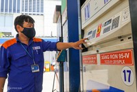 Nhân viên bán xăng cho người dân ở đường Trần Cao Vân (quận 1).
