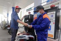 Một điểm bán xăng dầu trên địa bàn Hà Nội. (Ảnh: TTXVN).
