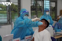 Lấy mẫu xét nghiệm cho người có nhu cầu đi lại giữa các tỉnh thành.
