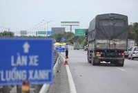Các tuyến đường bộ, đường thủy là “luồng xanh” để phục vụ vận chuyển hàng hóa. (Ảnh: TTXVN).