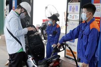Trong 3 kỳ điều hành gần nhất, giá xăng liên tục đi lên. (Ảnh: TTXVN).