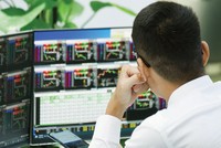 Tránh mua cổ phiếu các doanh nghiệp không tập trung vào hoạt động kinh doanh cốt lõi, trình độ quản lý kém và tính minh bạch thấp.