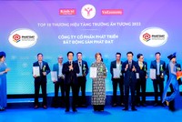 Đại diện Phát Đạt nhận giải thưởng Top 10 thương hiệu tăng trưởng ấn tượng 2022.