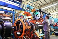 Sản xuất lốp xe ôtô tại Công ty TNHH Sailun Việt Nam, xã Phước Đông, huyện Gò Dầu (Tây Ninh). (Ảnh: Hồng Đạt/TTXVN).