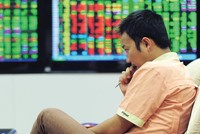 Nhiều nhà đầu tư cắt lỗ, chuyển sang nắm giữ tiền mặt.
