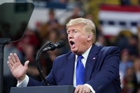 Tổng thống Mỹ Donald Trump trong buổi gặp mặt các cử tri ủng hộ tại bang Wisconsin hôm thứ Ba (14/1). Ảnh: Reuters.