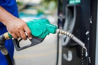 Nhiều doanh nghiệp nhập khẩu xăng dầu kêu lỗ và đề xuất được cấp bù từ Quỹ bình ổn xăng dầu.