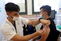 Nhân viên y tế tiêm vaccine phòng COVID-19 cho người dân tại Petah Tikva, Israel, ngày 6/6/2021. (Ảnh: THX/TTXVN)