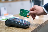 Các ứng dụng công nghệ thông tin làm thay đổi toàn bộ mô thức cung ứng và vận hành dịch vụ tài chính - ngân hàng truyền thống. Ảnh: Dũng Minh