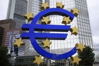 Biểu tượng đồng euro tại Frankfurt, Đức. Ảnh: AFP/TTXVN