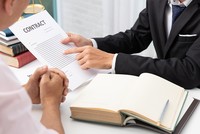 Nhiều chuyên gia cho biết chỉ hiểu được 70% nội dung hợp đồng bảo hiểm, do đó thua thiệt sẽ thuộc về khách hàng nếu người bán bảo hiểm không có lương tâm (Ảnh minh hoạ: Shutter)