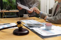Cổ đông chật vật đòi người quản lý bồi thường thiệt hại