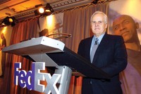 Fred Smith, Chủ tịch kiêm Tổng giám đốc điều hành Tập đoàn Fedex, từng đoạt giải Ernst & Young Entrepreneur Of The Year Mỹ