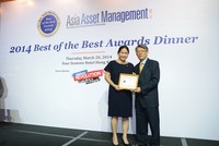 Tổng giám đốc SSIAM Lê Lệ Hằng đón nhận giải thưởng do đại diện Tạp chí Asia Asset Management trao tặng