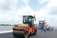 Với nguồn vốn dồi dào, tiến độ thi công các dự án giao thông được đẩy nhanh. Ảnh: A.M