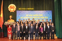 Bộ trưởng Bộ Tài chính Đinh Tiến Dũng và Thứ trưởng Trần Xuân Hà chụp ảnh lưu niệm cùng khối bảo hiểm nhân thọ