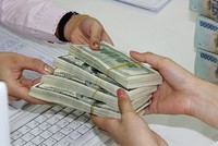 Cuối tuần qua, giá USD được các NHTM niêm yết chạm mức trần