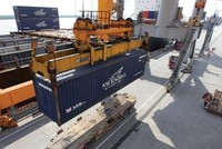 Trong 7 tháng đầu năm 2015, Việt Nam xuất khẩu sang Trung Quốc đạt 9,3 tỷ USD và nhập khẩu từ Trung Quốc trị giá 28,8 tỷ USD