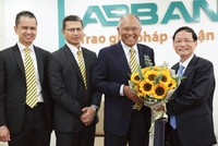 Chủ tịch Vũ Văn Tiền đón (ngoài cùng bên phải) tặng hoa ông Tan Sri Dato’ Megat Zaharuddin Megat Mohd Nor, Chủ tịch HĐQT Maybank