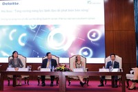 Bà Hà Thu Thanh, Chủ tịch HĐTV Deloitte Việt Nam (ngoài cùng bên phải) phát biểu tại một sự kiện do Deloitte phối hợp với HOSE tổ chức